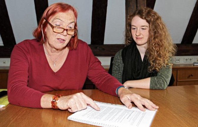Veronika und Ina Wernstedt mit dem Text für das Stück.  Foto: Rücker