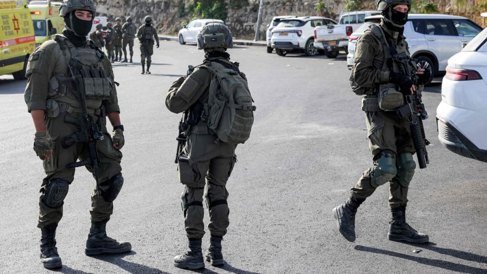 Soldaten der israelischen Armee gehen am nördlichen Kontrollpunkt von Hebron im von Israel besetzten Westjordanland entlang, nachdem es dort zu einem Schusswechsel mit bewaffneten Palästinensern gekommen war.AHMAD GHARABLI/afp