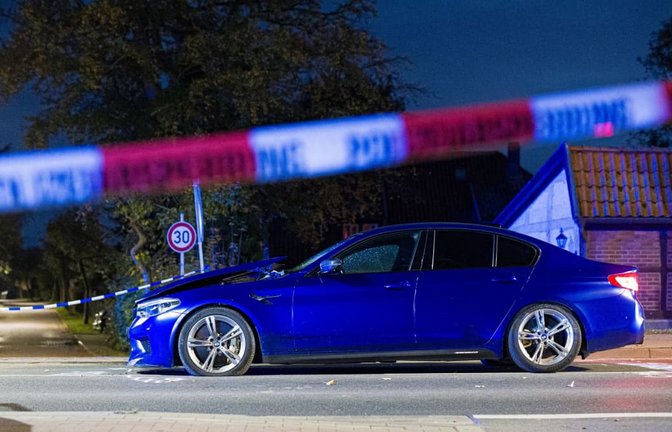 Das Auto fuhr bei Hannover in eine Menschenmenge, mehrere Verletzte mussten ins Krankenhaus.<span class='image-autor'>Moritz Frankenberg/dpa</span>
