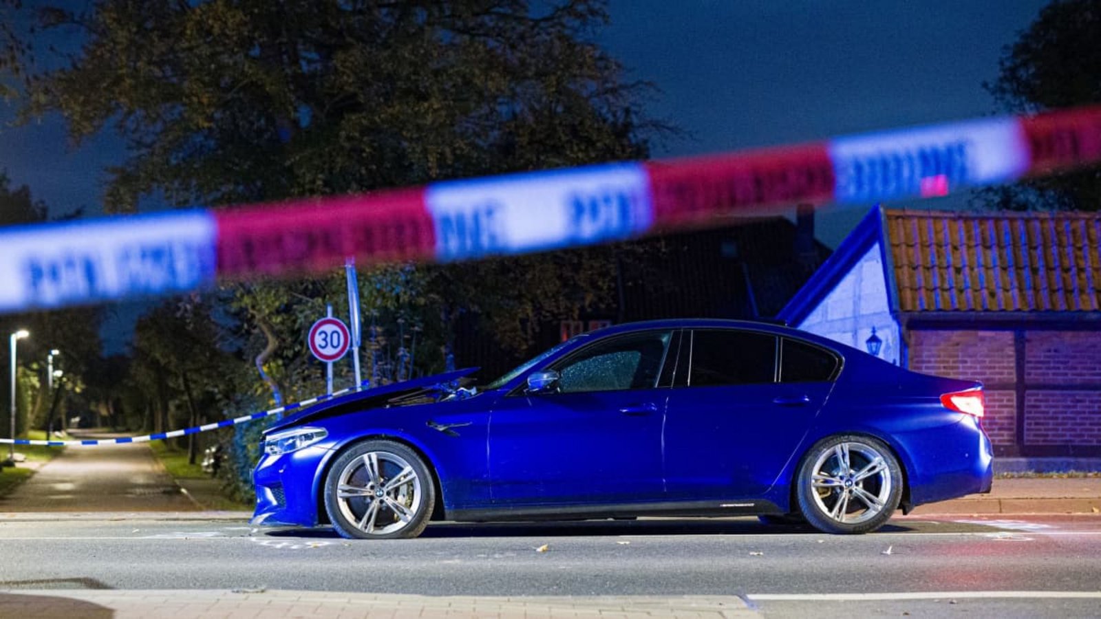 Das Auto fuhr bei Hannover in eine Menschenmenge, mehrere Verletzte mussten ins Krankenhaus.Moritz Frankenberg/dpa Das Auto fuhr bei Hannover in eine Menschenmenge, mehrere Verletzte mussten ins Krankenhaus.Moritz Frankenberg/dpa