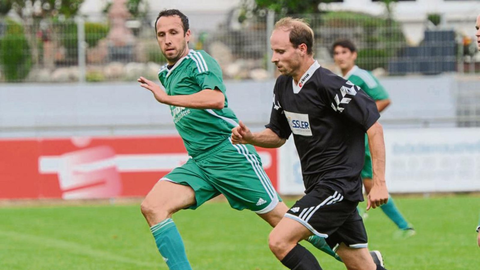 Andre Aisenbrey (rechts) – im Laufduell mit Iptingens Manuel Rivoir – versucht, die Lücke zu stopfen, die Dolorjant Imeri gerissen hat. Foto: Leitner