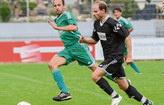Andre Aisenbrey (rechts) – im Laufduell mit Iptingens Manuel Rivoir – versucht, die Lücke zu stopfen, die Dolorjant Imeri gerissen hat. Foto: Leitner