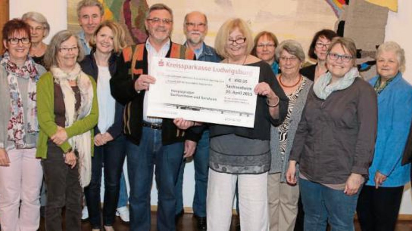 Am Donnerstagabend übergaben Ursula Layher und Bodo Kowalzik den Spendenscheck an die Hospizgruppe der Sozialstation Sachsenheim. Foto: Bögel Am Donnerstagabend übergaben Ursula Layher und Bodo Kowalzik den Spendenscheck an die Hospizgruppe der Sozialstation Sachsenheim. Foto: Bögel