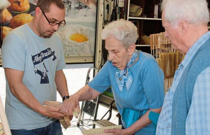 Bürsten sind auf dem Krämermarkt in Vaihingen immer wieder gefragt.  Foto: Elsässer