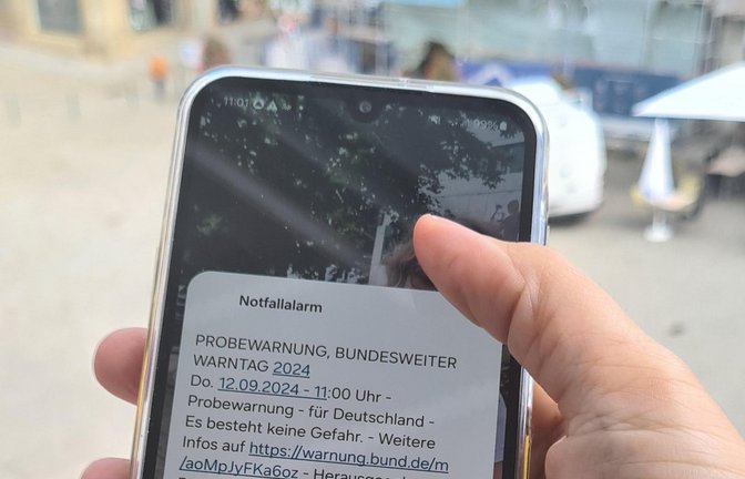 Pünktlich um 11 Uhr schlagen gestern die Handys in der VKZ-Redaktion Alarm. In den sozialen Medien berichten unsere Leser, wie sie die bundesweite Probewarnung erleben: „In einer Webex-Konferenz. Ich sah nur noch Menschen, die sich die Kopfhörer vom Kopf gerissen haben.“ Hat dann wohl funktioniert.  <span class='image-autor'>Foto: Müller</span>