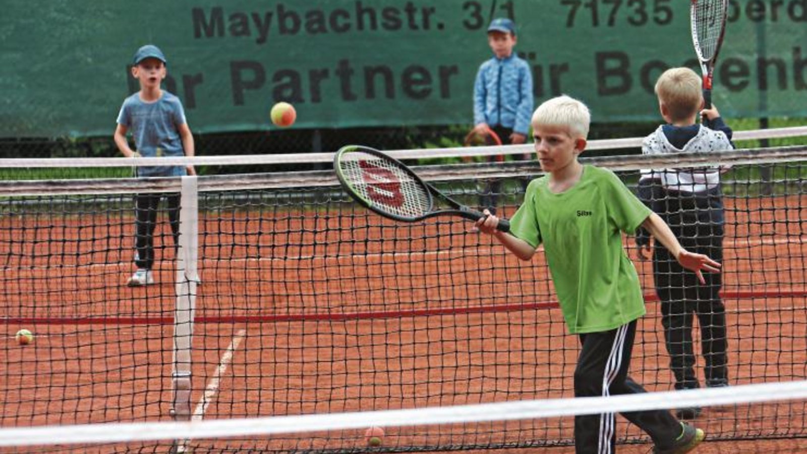 Bevor das Hochdorfer Tennis-Camp zu Ende ging, haben die jungen Teilnehmer bei einem richtigen Abschlussturnier ihre Kräfte gemessen. Foto: Küppers