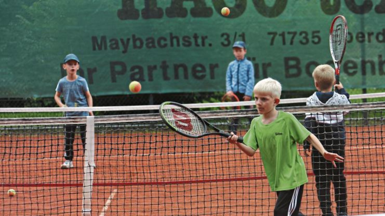 Bevor das Hochdorfer Tennis-Camp zu Ende ging, haben die jungen Teilnehmer bei einem richtigen Abschlussturnier ihre Kräfte gemessen. Foto: Küppers