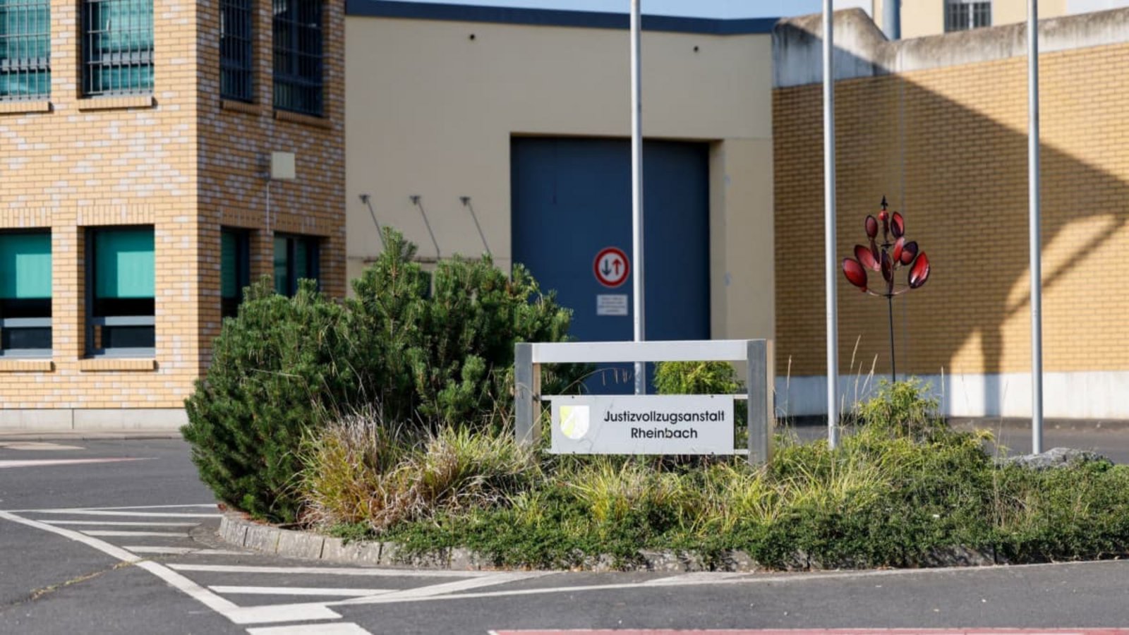 Blick auf die Justizvollzugsanstalt Rheinbach. Die Polizei durchsucht seit dem Morgen Räume der Justizvollzugsanstalt (JVA) Rheinbach sowie Wohnungen in NRW und Rheinland-Pfalz.Thomas Banneyer/dpa Blick auf die Justizvollzugsanstalt Rheinbach. Die Polizei durchsucht seit dem Morgen Räume der Justizvollzugsanstalt (JVA) Rheinbach sowie Wohnungen in NRW und Rheinland-Pfalz.Thomas Banneyer/dpa