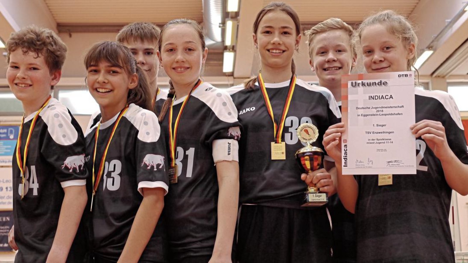 Freuen sich über die Goldmedaille im Mixedwettbewerb: (von links) die Enzweihinger Levi Sonnberger, Fabienne Arnoldi, Theo Sparmann, Paula Glinder, Klara Drasdow sowie Tim und Amelie Voit Foto: privat