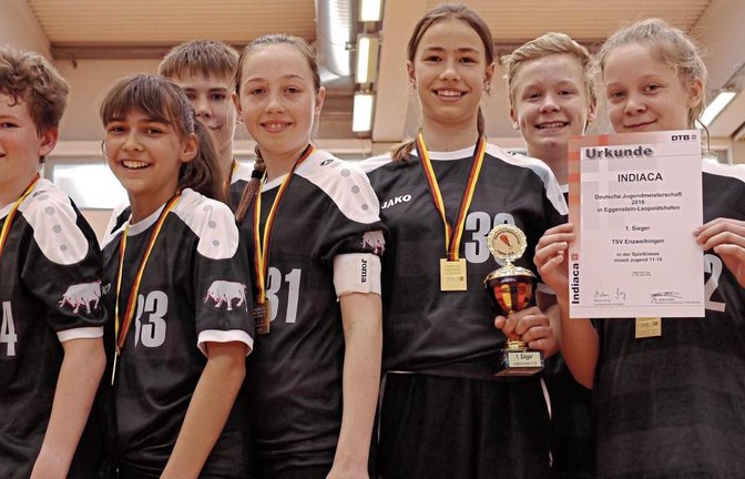Freuen sich über die Goldmedaille im Mixedwettbewerb: (von links) die Enzweihinger Levi Sonnberger, Fabienne Arnoldi, Theo Sparmann, Paula Glinder, Klara Drasdow sowie Tim und Amelie Voit Foto: privat