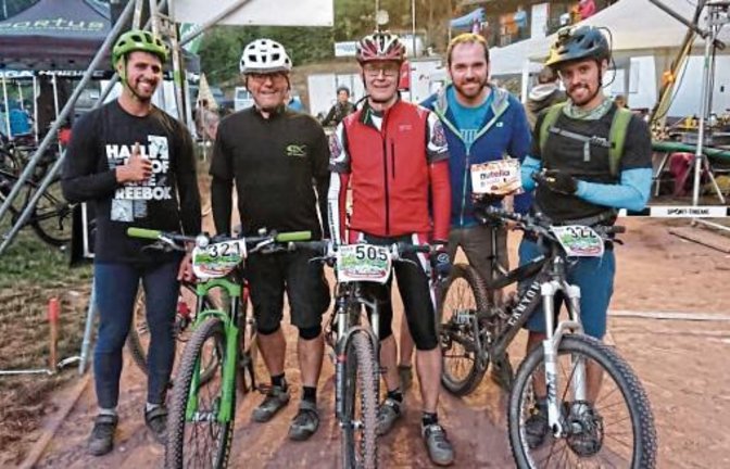 CEP-Mountainbiker starteten beim Nachtrennen. Fotos: Pfisterer