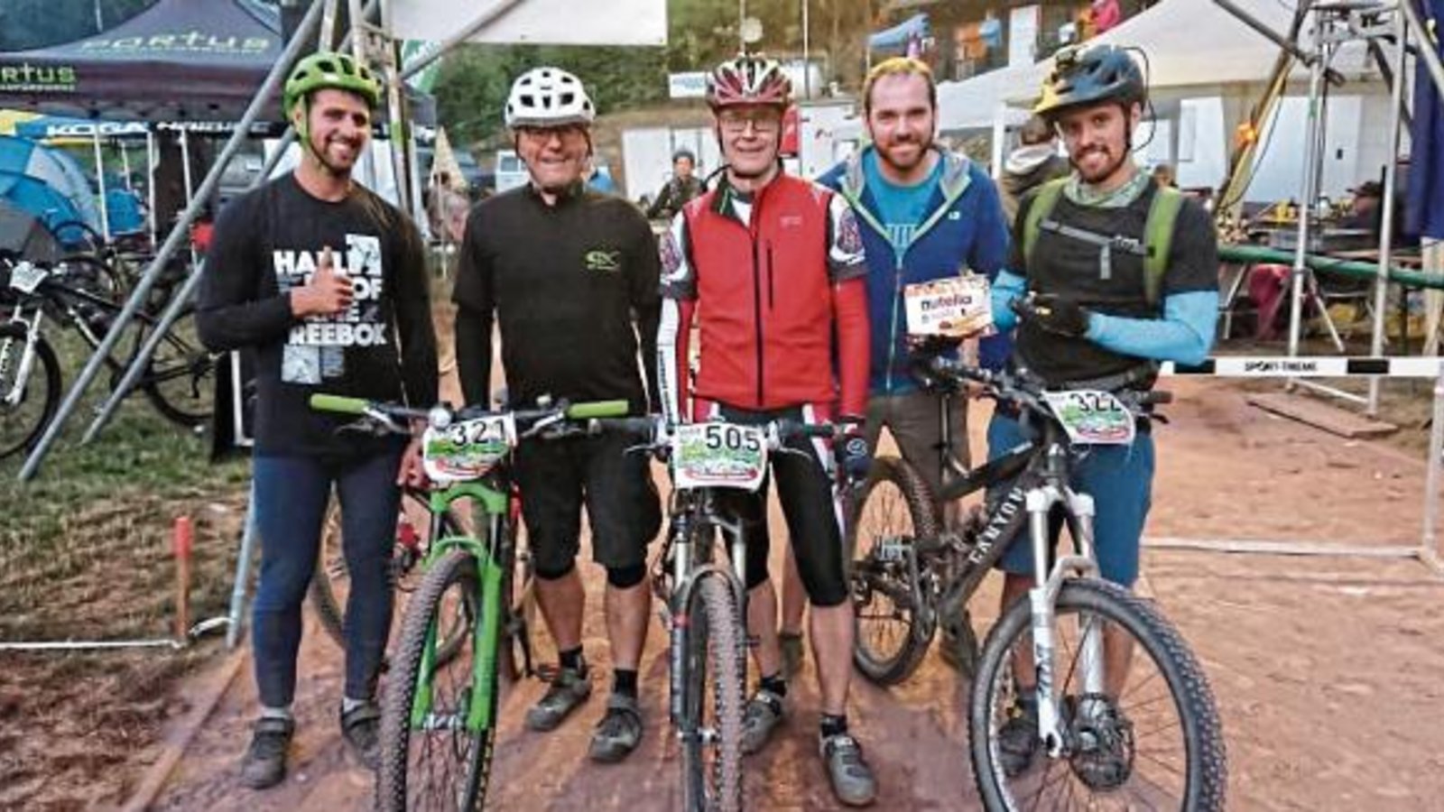 CEP-Mountainbiker starteten beim Nachtrennen. Fotos: Pfisterer