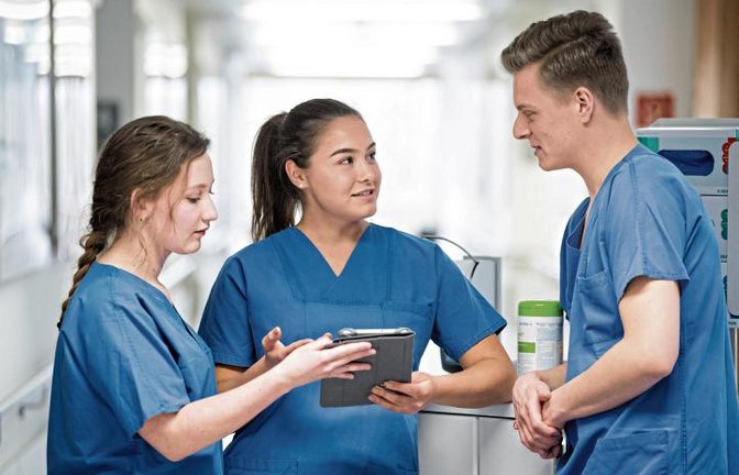 82 junge Menschen starten mit E-Learning in ihre Ausbildung zur Pflegefachfrau oder zum Pflegefachmann.  Foto: RKH