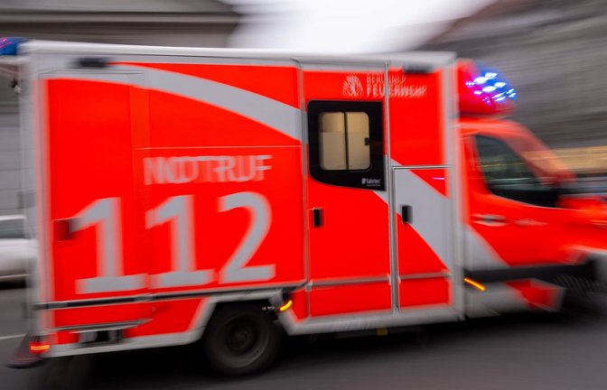 Ein Rettungswagen fährt mit Blaulicht zum Einsatz. (zu dpa: «Neun Verletzte nach Flüssigkeitsattacke auf AfD-Stand»)<span class='image-autor'>Monika Skolimowska/dpa</span>
