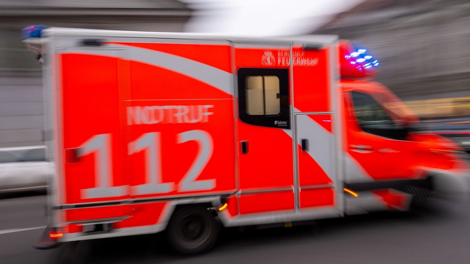 Ein Rettungswagen fährt mit Blaulicht zum Einsatz. (zu dpa: «Neun Verletzte nach Flüssigkeitsattacke auf AfD-Stand»)Monika Skolimowska/dpa