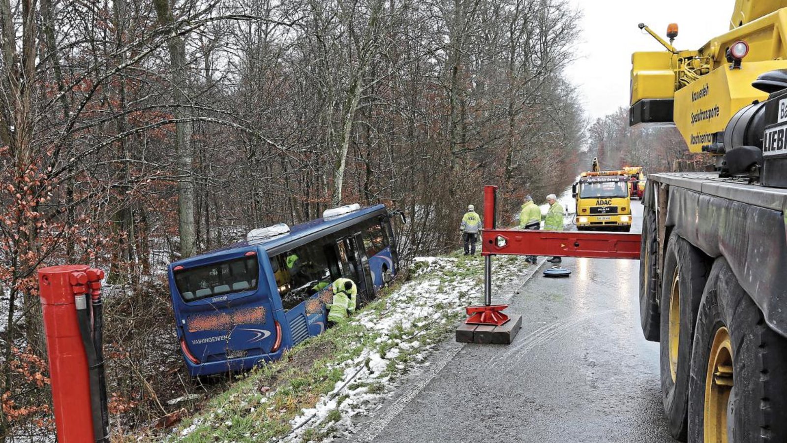Zur Bergung des Linienbusses aus der Böschung mussten zwei Kranwagen eingesetzt werden. Die Straße war stundenlang gesperrt. Foto: Küppers Zur Bergung des Linienbusses aus der Böschung mussten zwei Kranwagen eingesetzt werden. Die Straße war stundenlang gesperrt. Foto: Küppers