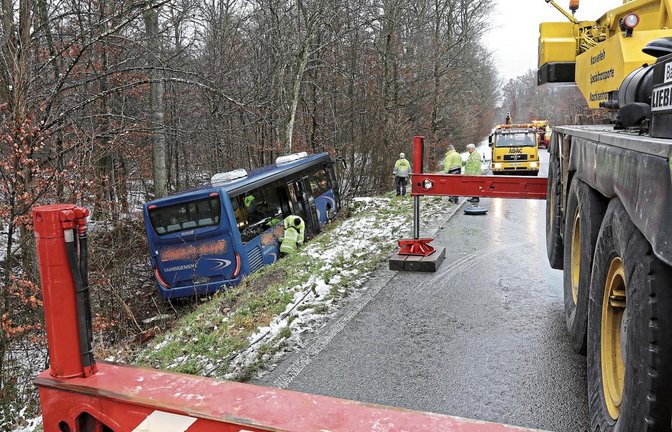 Zur Bergung des Linienbusses aus der Böschung mussten zwei Kranwagen eingesetzt werden. Die Straße war stundenlang gesperrt. Foto: Küppers