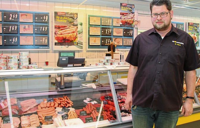 Filialleiter Markus Mack bereitet sich darauf vor, dass an der Bedientheke bald auch veganer Aufschnitt verkauft wird.  Foto: Thaler