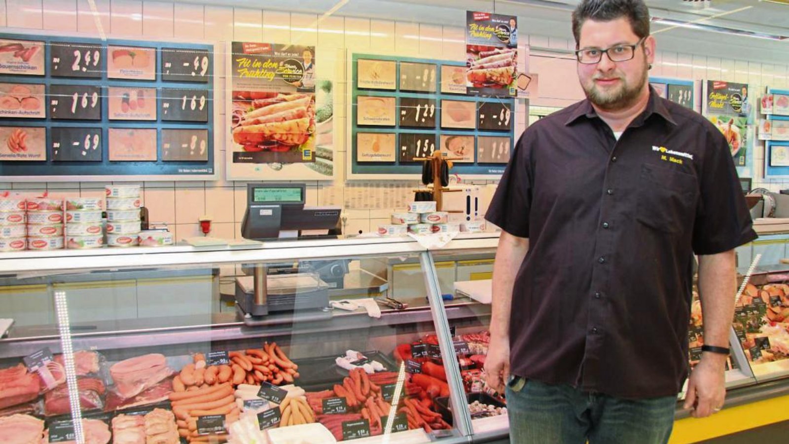 Filialleiter Markus Mack bereitet sich darauf vor, dass an der Bedientheke bald auch veganer Aufschnitt verkauft wird.  Foto: Thaler