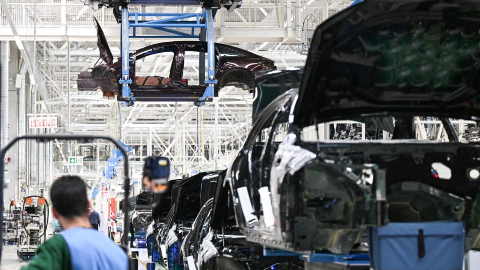 Karosserien für Mercedes-Benz Fahrzeuge der Luxusklasse werden im Werk Sindelfingen in der Factory 65 am Band transportiert.<span class='image-autor'>Bernd Weißbrod/dpa</span>
