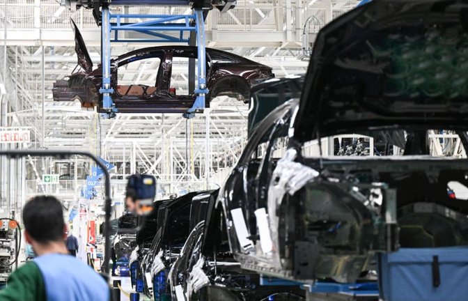 Karosserien für Mercedes-Benz Fahrzeuge der Luxusklasse werden im Werk Sindelfingen in der Factory 65 am Band transportiert.<span class='image-autor'>Bernd Weißbrod/dpa</span>