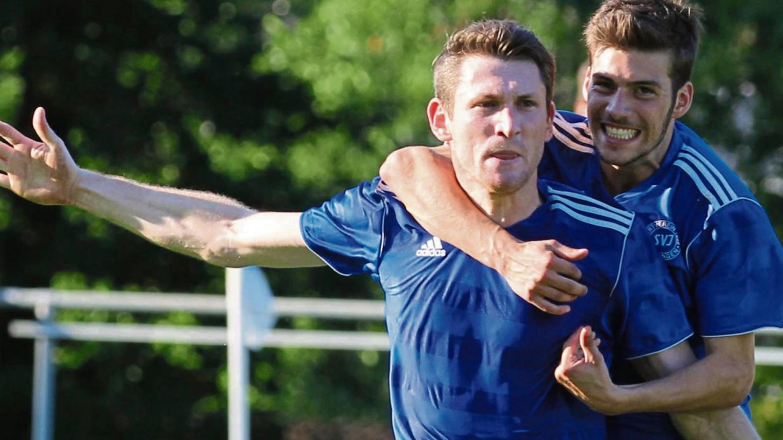 Der Illinger Mittelfeldspieler Martin Maier (links) lässt sich für seinen Siegtreffer feiern. Erster Gratulant ist Tim Scheuermann (rechts). Foto: Nachreiner Der Illinger Mittelfeldspieler Martin Maier (links) lässt sich für seinen Siegtreffer feiern. Erster Gratulant ist Tim Scheuermann (rechts). Foto: Nachreiner