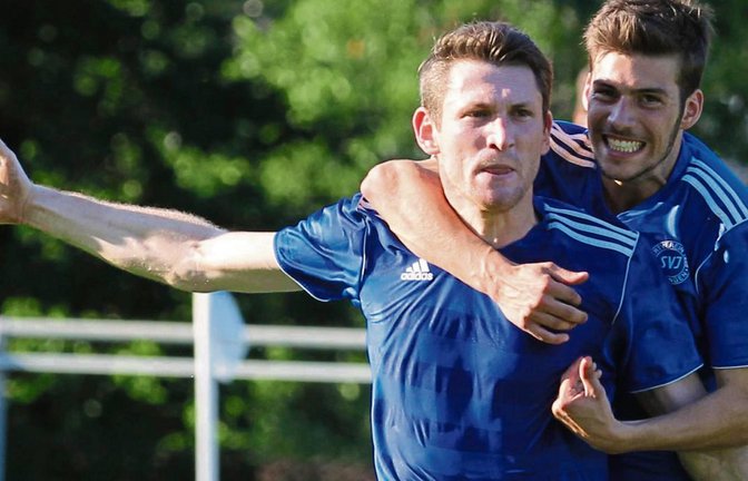Der Illinger Mittelfeldspieler Martin Maier (links) lässt sich für seinen Siegtreffer feiern. Erster Gratulant ist Tim Scheuermann (rechts). Foto: Nachreiner