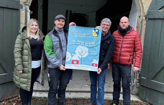 Laden zum Illinger Winterzauber ein (von links): die stellvertretende Hauptamtsleiterin Angelina Mielke, Matze Gutstein, Bürgermeister Armin Pioch und Hausmeister Markus Meyer. <span class='image-autor'>Foto: Bögel</span>