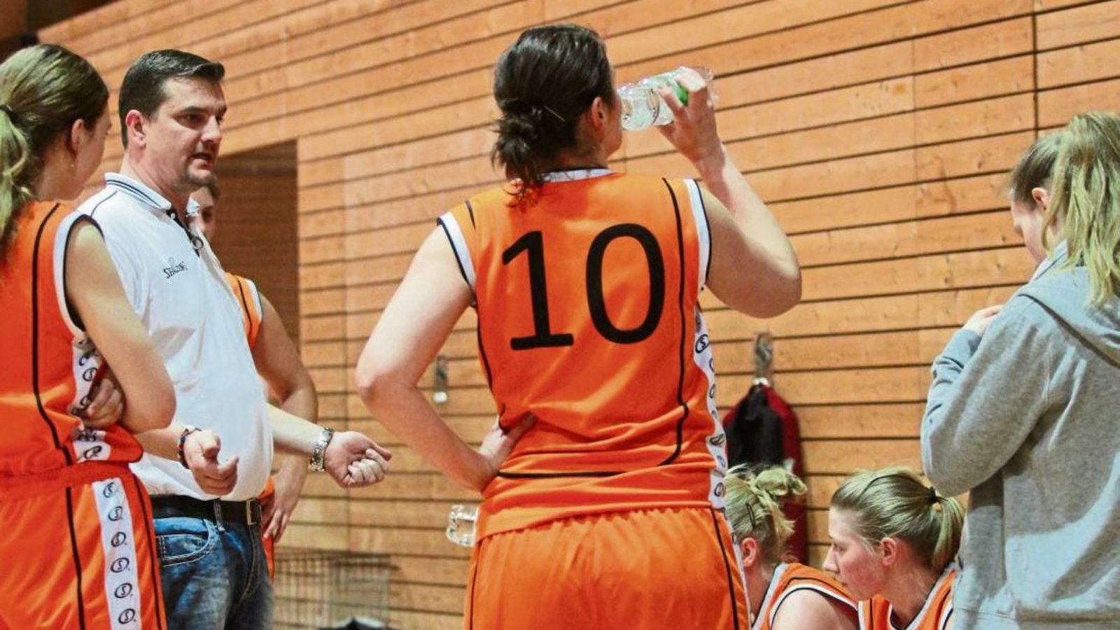 Bis Trainer Mike Bates (Zweiter von links) seinen Spielerinnen während einer Partie Anweisungen geben wird, dauert es noch etwas. Foto: Nachreiner Bis Trainer Mike Bates (Zweiter von links) seinen Spielerinnen während einer Partie Anweisungen geben wird, dauert es noch etwas. Foto: Nachreiner