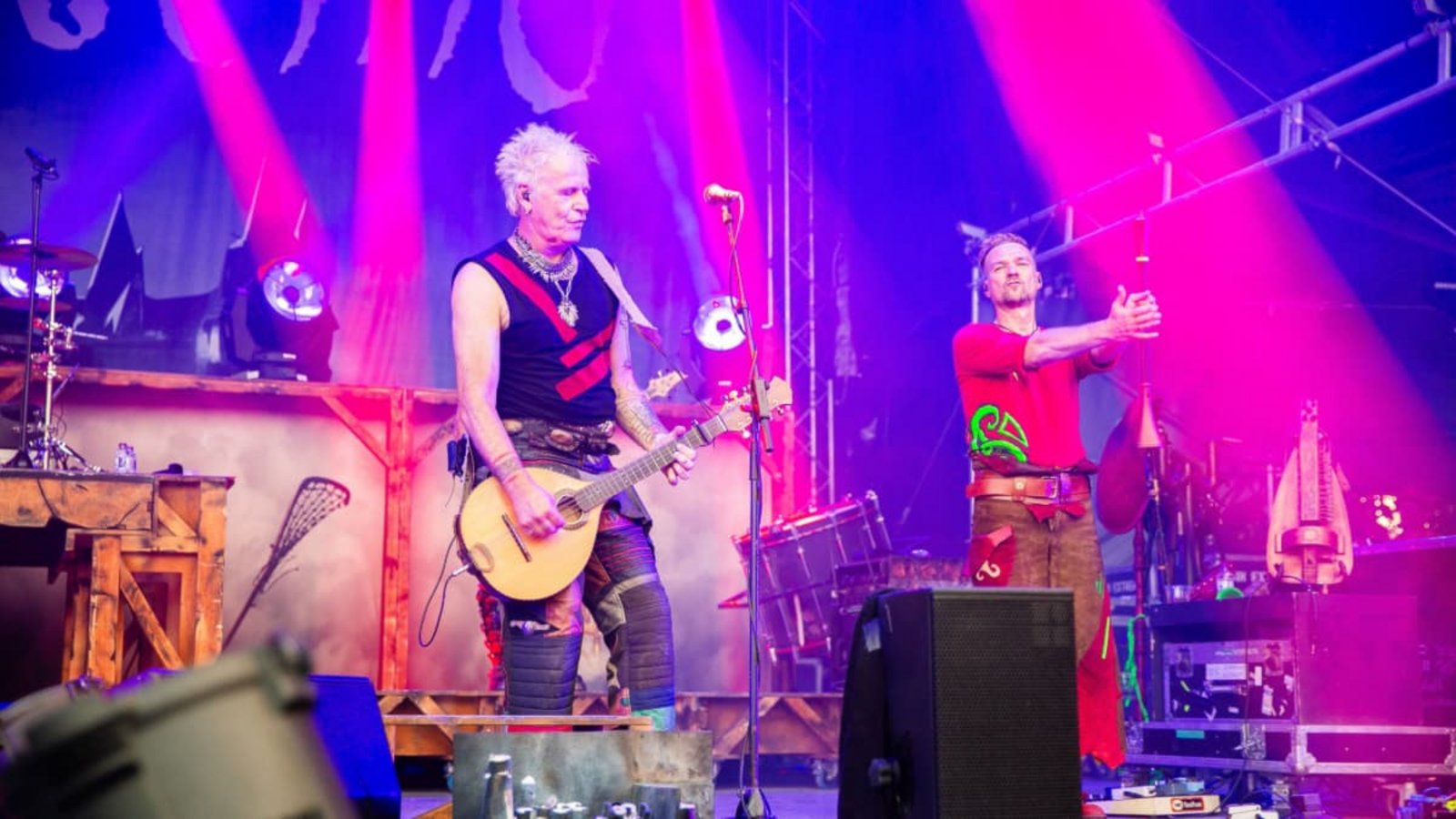 Starke Gefühle und harter Rock, kombiniert mit einer spektakulären Licht-und Feuershow: Die Band In Extremo begeisterte auf der Esslinger Burg mit mittelalterlichen Einschlägen..Roberto Bulgrin Starke Gefühle und harter Rock, kombiniert mit einer spektakulären Licht-und Feuershow: Die Band In Extremo begeisterte auf der Esslinger Burg mit mittelalterlichen Einschlägen..Roberto Bulgrin