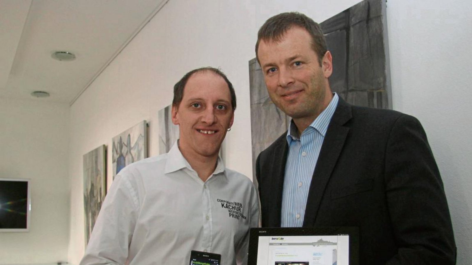 Alexander Kachur (links) und Vaihingens Wirtschaftsförderer Heiko Deichmann freuen sich über den Start der neuen Internetseite beruV.de, die auch für mobile Endgeräte wie Smartphones und Tablets optimiert ist. Foto: Rostek Alexander Kachur (links) und Vaihingens Wirtschaftsförderer Heiko Deichmann freuen sich über den Start der neuen Internetseite beruV.de, die auch für mobile Endgeräte wie Smartphones und Tablets optimiert ist. Foto: Rostek