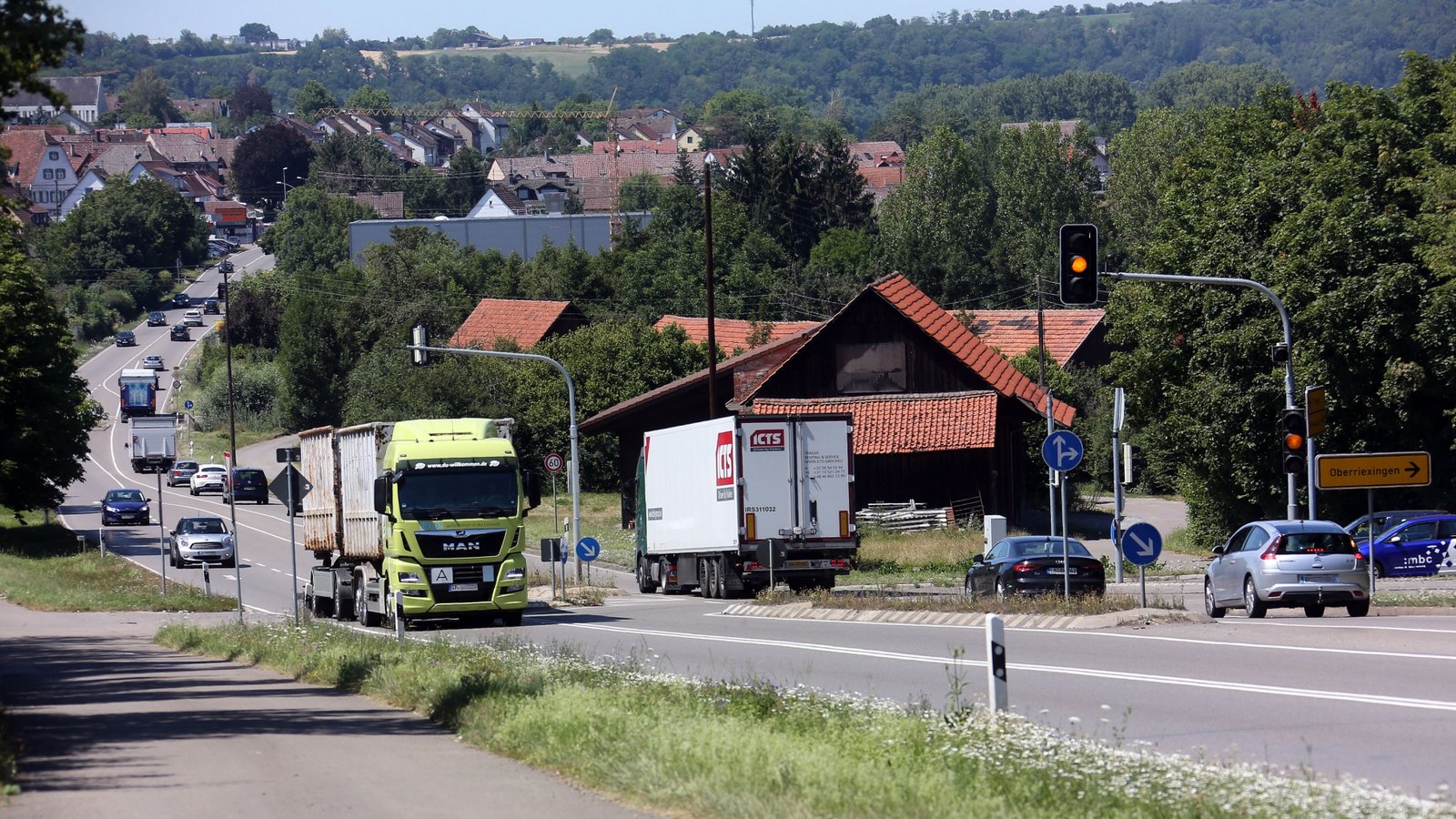 An der B 10, hier in Enzweihingen, rollt viel Verkehr.  Archivfoto: Küppers An der B 10, hier in Enzweihingen, rollt viel Verkehr.  Archivfoto: Küppers