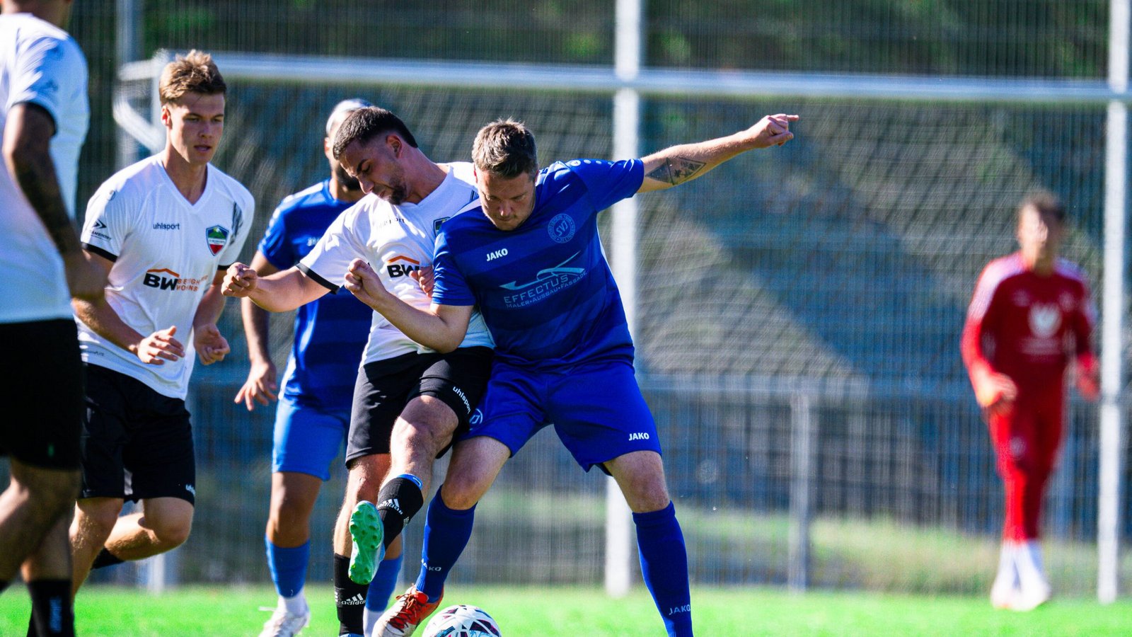Der SV Illingen (blaue Trikots) geht gegen den FC Mezopotamya Bietigheim mit 2:1 in die Nachspielzeit, holt am Ende aber nur ein Unentschieden. Der SV Illingen (blaue Trikots) geht gegen den FC Mezopotamya Bietigheim mit 2:1 in die Nachspielzeit, holt am Ende aber nur ein Unentschieden.