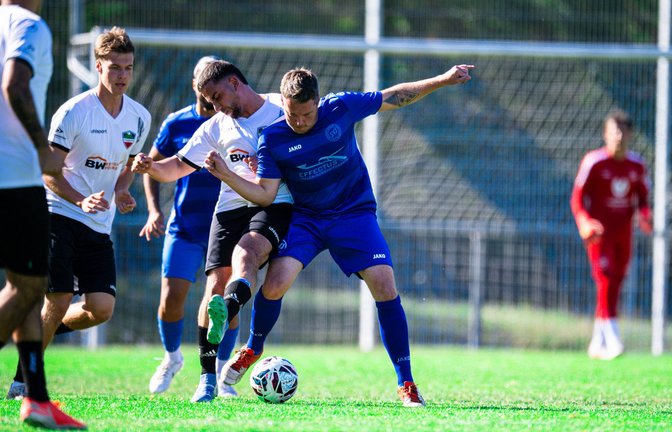 Der SV Illingen (blaue Trikots) geht gegen den FC Mezopotamya Bietigheim mit 2:1 in die Nachspielzeit, holt am Ende aber nur ein Unentschieden.