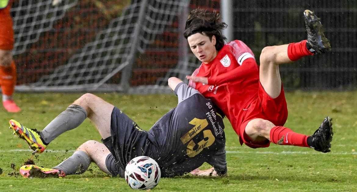 SGM Nussdorf Roßwag (rotes Dress) - SGM Hohenhaslach Freudental (grauer Dress), 25.10.2026,<br>Fußball, Männer, Kreisliga A3, Enz-Murr, Saison 2026 / 2027,<br>Tyler Bärschneider (SGM SC Hohenhaslach/SV Freudental, #13) klärt in letzter Sekunde vor Leonard Pfisterer (SGM TSV Nussdorf/FV Rosswag, #30, Kapitän), Foto: Leitner