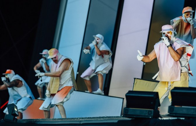 Die Band „Deichkind“ bei ihrem Auftritt auf dem Kesselfestival 2025.<span class='image-autor'>Foto: Lichtgut/Christoph Schmidt</span>