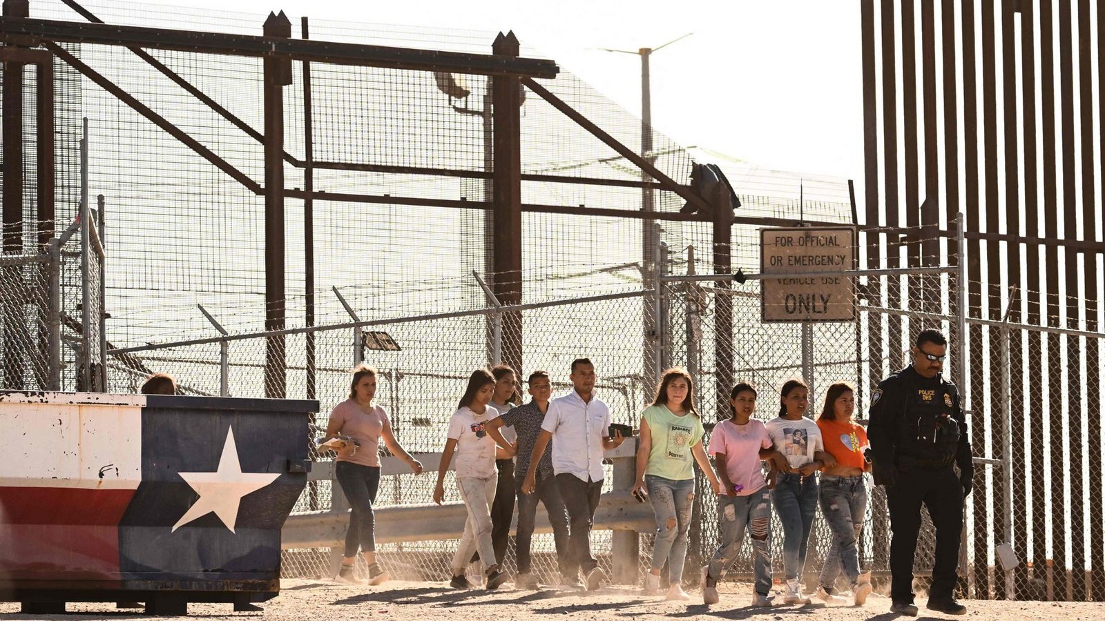 Migranten an der US-Grenze mit Mexiko in El Paso überstellen sich freiwillig den US-Grenzschützern, um Asyl zu beantragen.Foto: AFP/Patrick T. Fallon Migranten an der US-Grenze mit Mexiko in El Paso überstellen sich freiwillig den US-Grenzschützern, um Asyl zu beantragen.Foto: AFP/Patrick T. Fallon