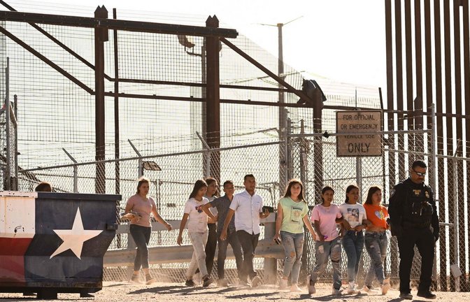 Migranten an der US-Grenze mit Mexiko  in El Paso überstellen sich freiwillig den US-Grenzschützern, um Asyl zu beantragen.<span class='image-autor'>Foto: AFP/Patrick T. Fallon</span>