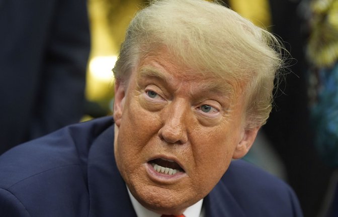US-Präsident Donald Trump setzt seine verbalen Attacken auf Elon Musk fort. (Archivbild)<span class='image-autor'>Foto: AP/dpa/Manuel Balce Ceneta</span>