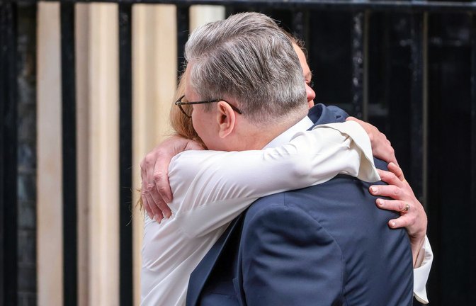 Trost von der Ehefrau: Victoria Starmer umarmt ihren Mann, der gerade seinen Rücktritt erklärt hat.<span class='image-autor'>Foto: imago//Martyn Wheatley</span>