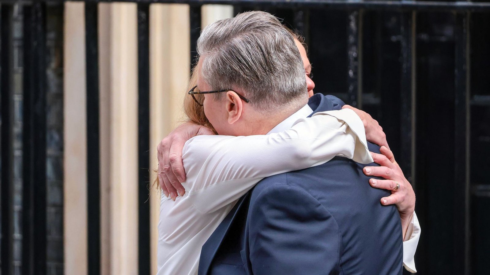 Trost von der Ehefrau: Victoria Starmer umarmt ihren Mann, der gerade seinen Rücktritt erklärt hat.Foto: imago//Martyn Wheatley Trost von der Ehefrau: Victoria Starmer umarmt ihren Mann, der gerade seinen Rücktritt erklärt hat.Foto: imago//Martyn Wheatley