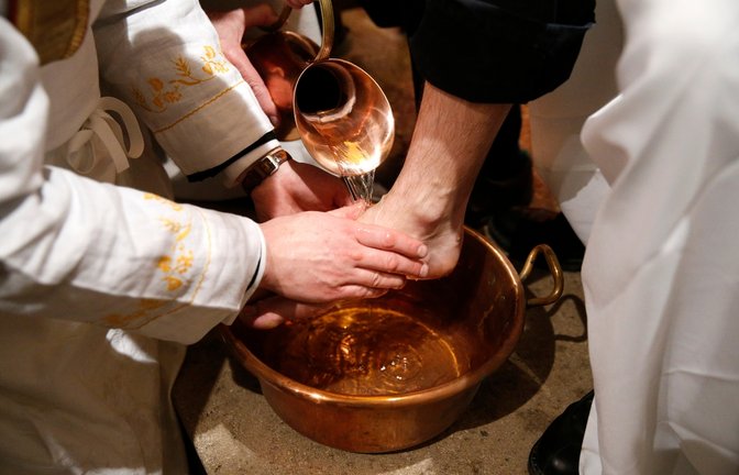 Die Fußwaschung gehört traditionell zum Gründonnerstag dazu.<span class='image-autor'>Foto: godongphoto/ Shutterstock</span>