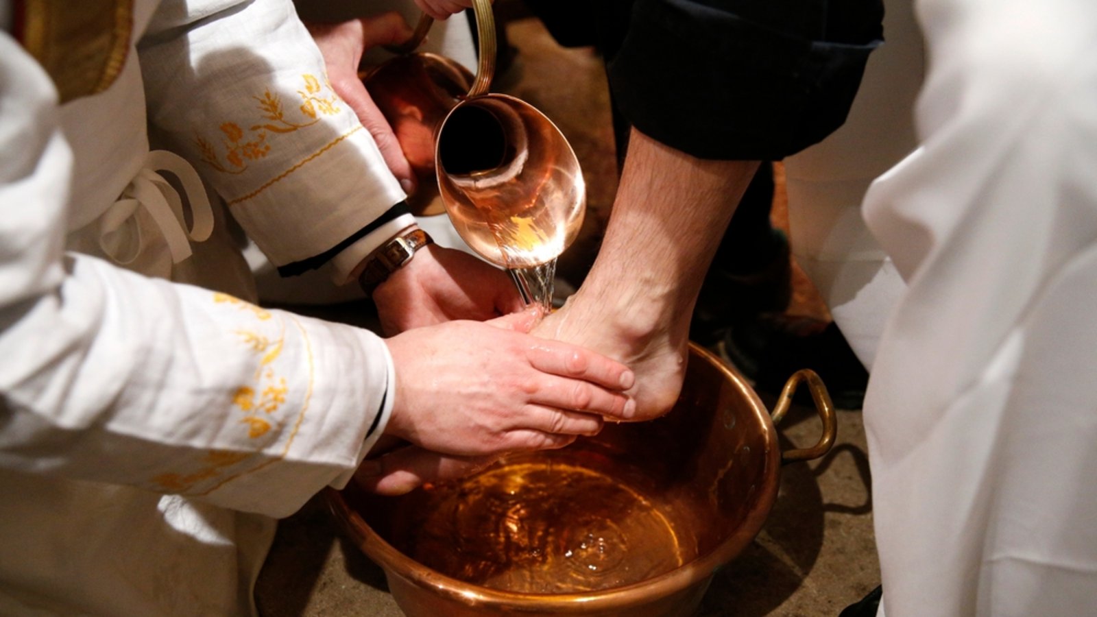 Die Fußwaschung gehört traditionell zum Gründonnerstag dazu.Foto: godongphoto/ Shutterstock