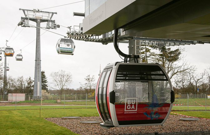 Die Gondeln für die  Bundesgartenschau in Mannheim schweben bereits.<span class='image-autor'>Foto: imago//Markus Prosswitz</span>