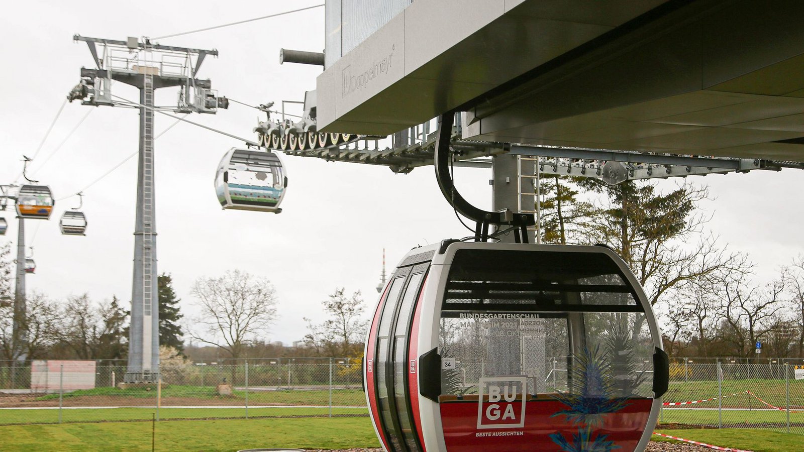 Die Gondeln für die Bundesgartenschau in Mannheim schweben bereits.Foto: imago//Markus Prosswitz Die Gondeln für die Bundesgartenschau in Mannheim schweben bereits.Foto: imago//Markus Prosswitz