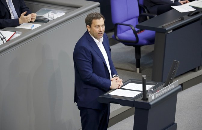 Lars Klingbeil eröffnet die Sitzung mit einer Rede.<span class='image-autor'>Foto: Juergen Nowak / shutterstock.com</span>