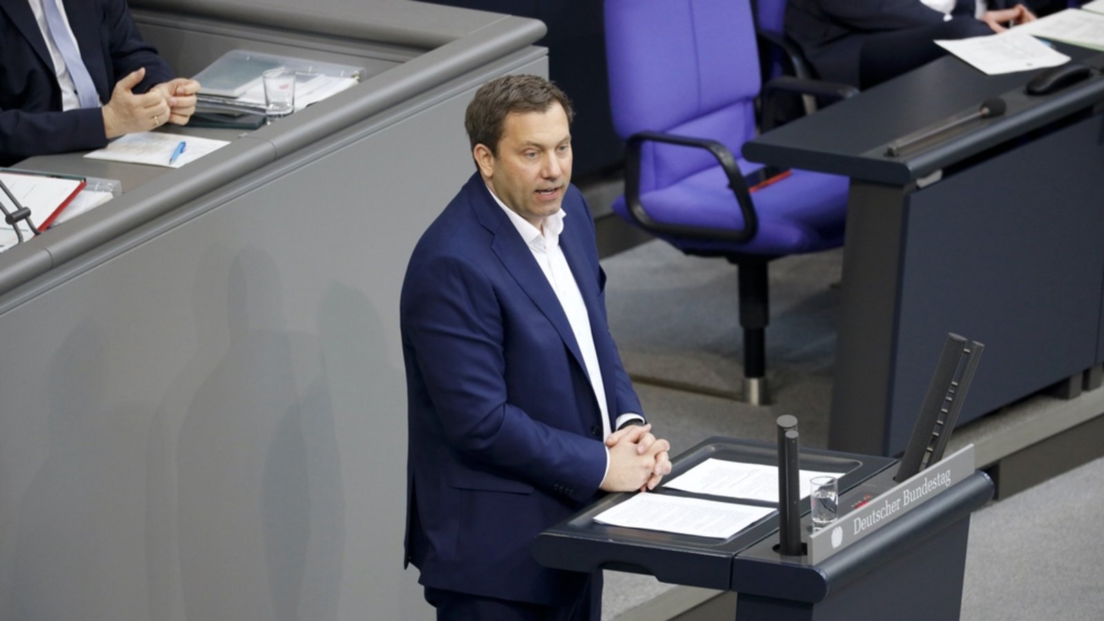 Lars Klingbeil eröffnet die Sitzung mit einer Rede.Foto: Juergen Nowak / shutterstock.com