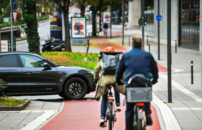 Eine alltägliche Situation in der Stuttgarter Innenstadt: Auto- und Fahrradfahrer kommen sich an der Einfahrt zum Parkhaus des Dorotheen Quartiers in die Quere<span class='image-autor'>Foto: Lichtgut/Max Kovalenko</span>