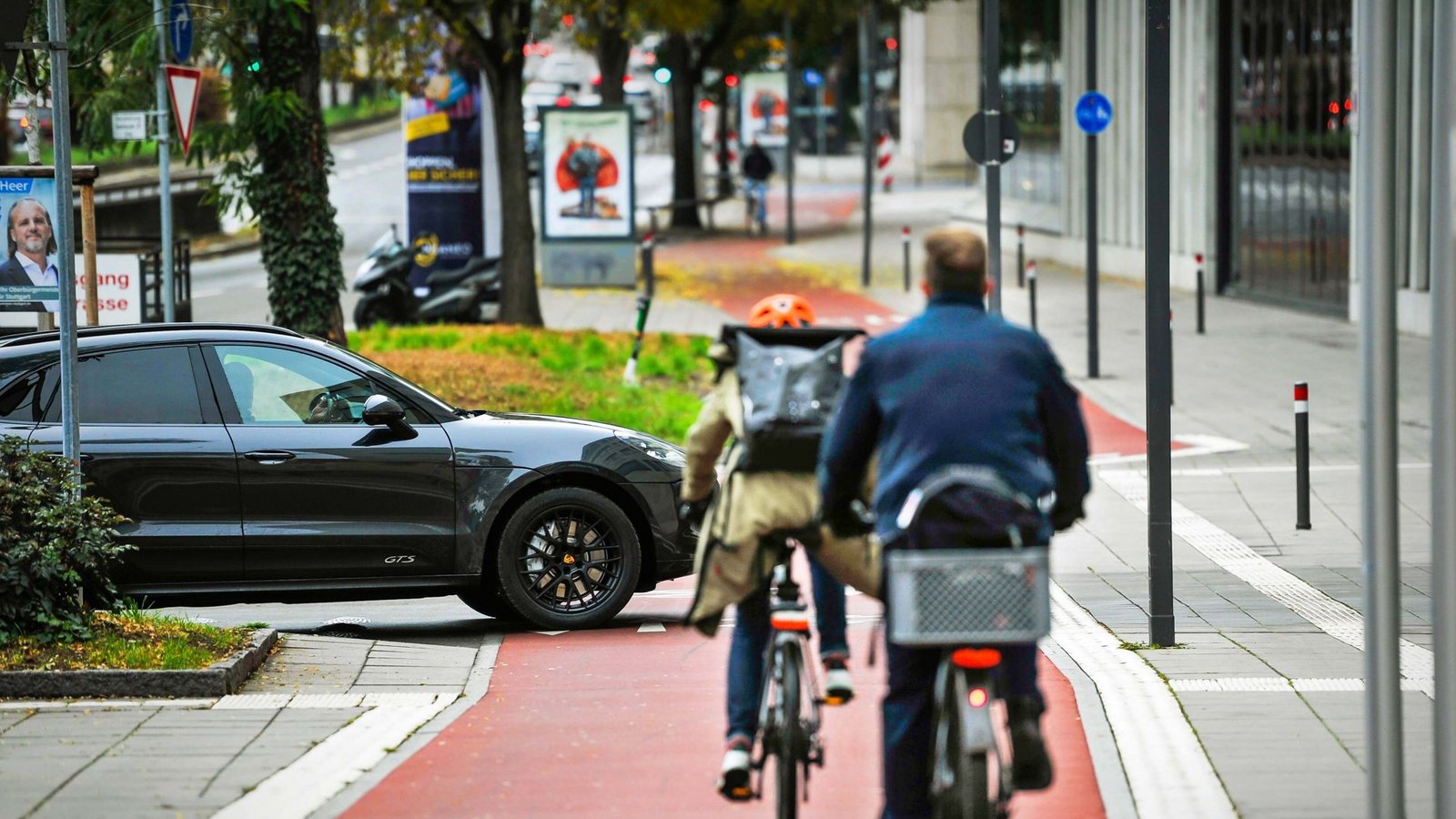 Eine alltägliche Situation in der Stuttgarter Innenstadt: Auto- und Fahrradfahrer kommen sich an der Einfahrt zum Parkhaus des Dorotheen Quartiers in die QuereFoto: Lichtgut/Max Kovalenko