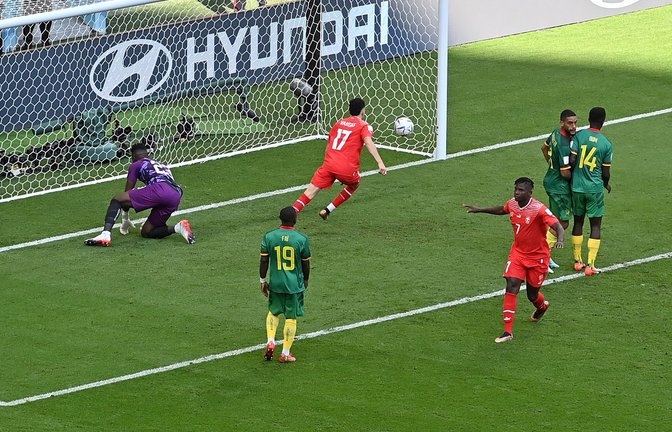Der Ball zappelt im Netz der Kameruner: 1:0 für die Schweiz (rote Trikots).<span class='image-autor'>Foto: AFP/GLYN KIRK</span>